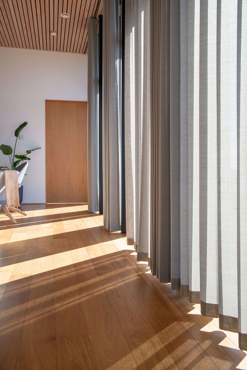 Stue_Stemning_Natur_Materialer_Plante_Plaid_Egetræ_NyByggeri_Gardiner_BySteinvig Stue_Stemning_Natur_Materialer_Plante_Plaid_Egetræ_NyByggeri_Gardiner_BySteinvig