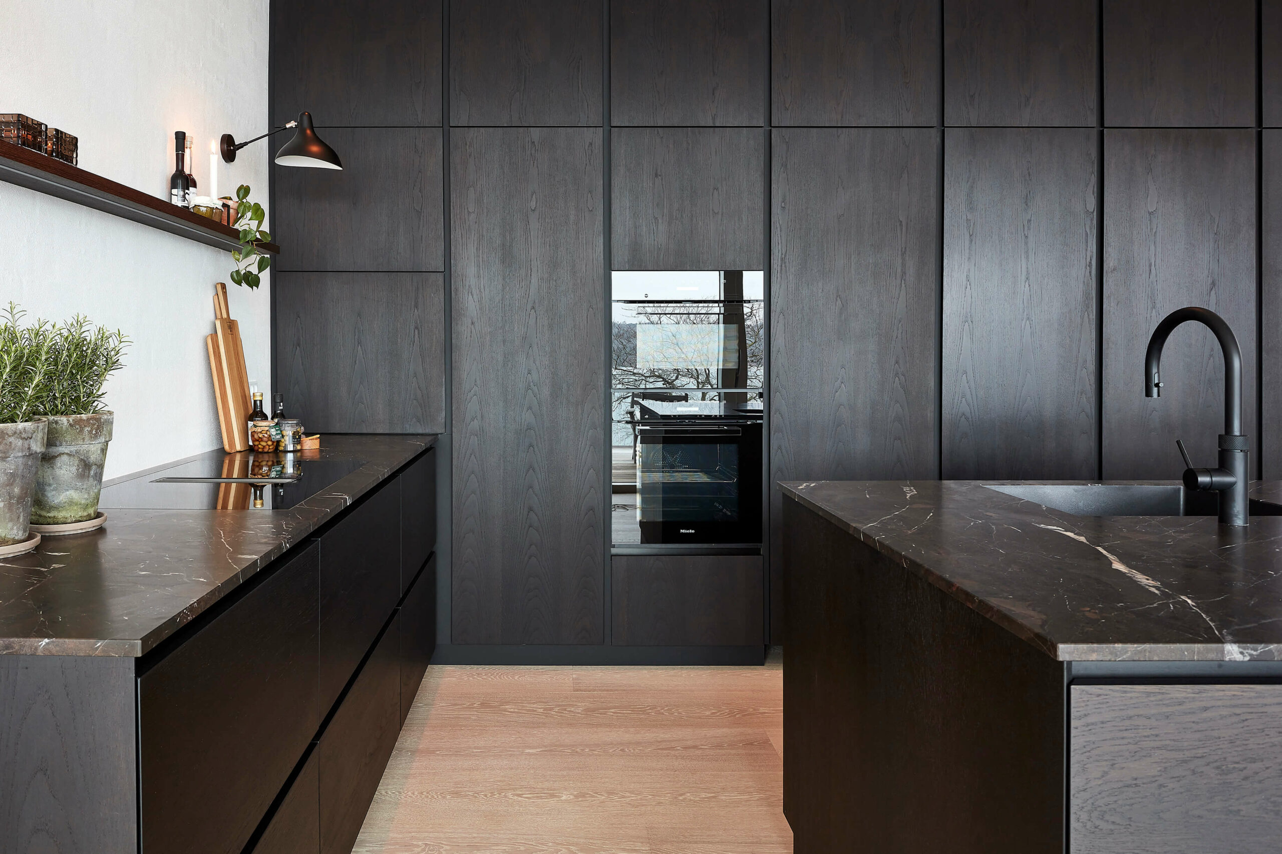 bysteinvig_indretning_køkken_styling_indretningsarkitekt_røgeteg_snedkerkøkken_røgetegetræ_steinvig_liebhaveri bysteinvig_indretning_køkken_styling_indretningsarkitekt_røgeteg_snedkerkøkken_røgetegetræ_steinvig_liebhaveri