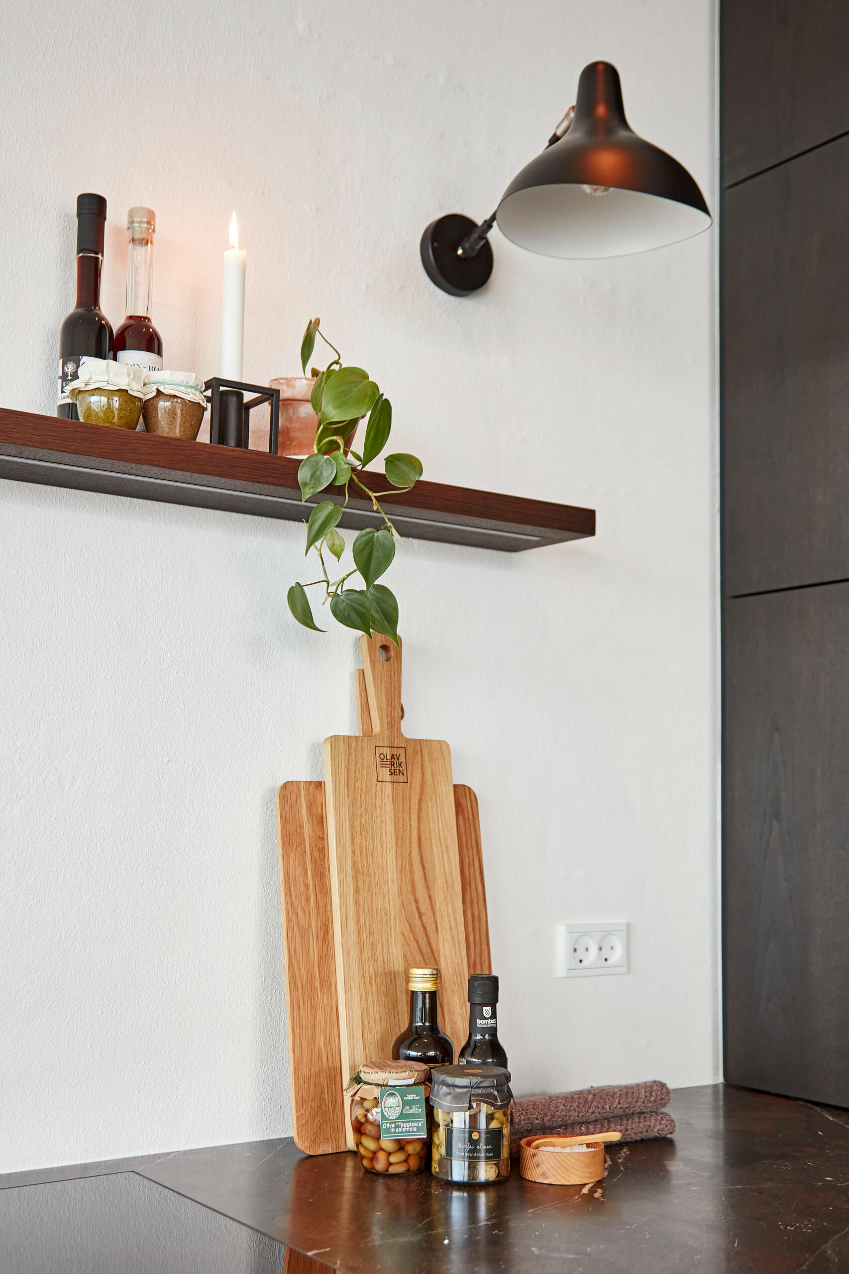 køkkenstyling_bysteinvig_mantis_væglampe_væghylde_planter_kvarsit_natursten køkkenstyling_bysteinvig_mantis_væglampe_væghylde_planter_kvarsit_natursten