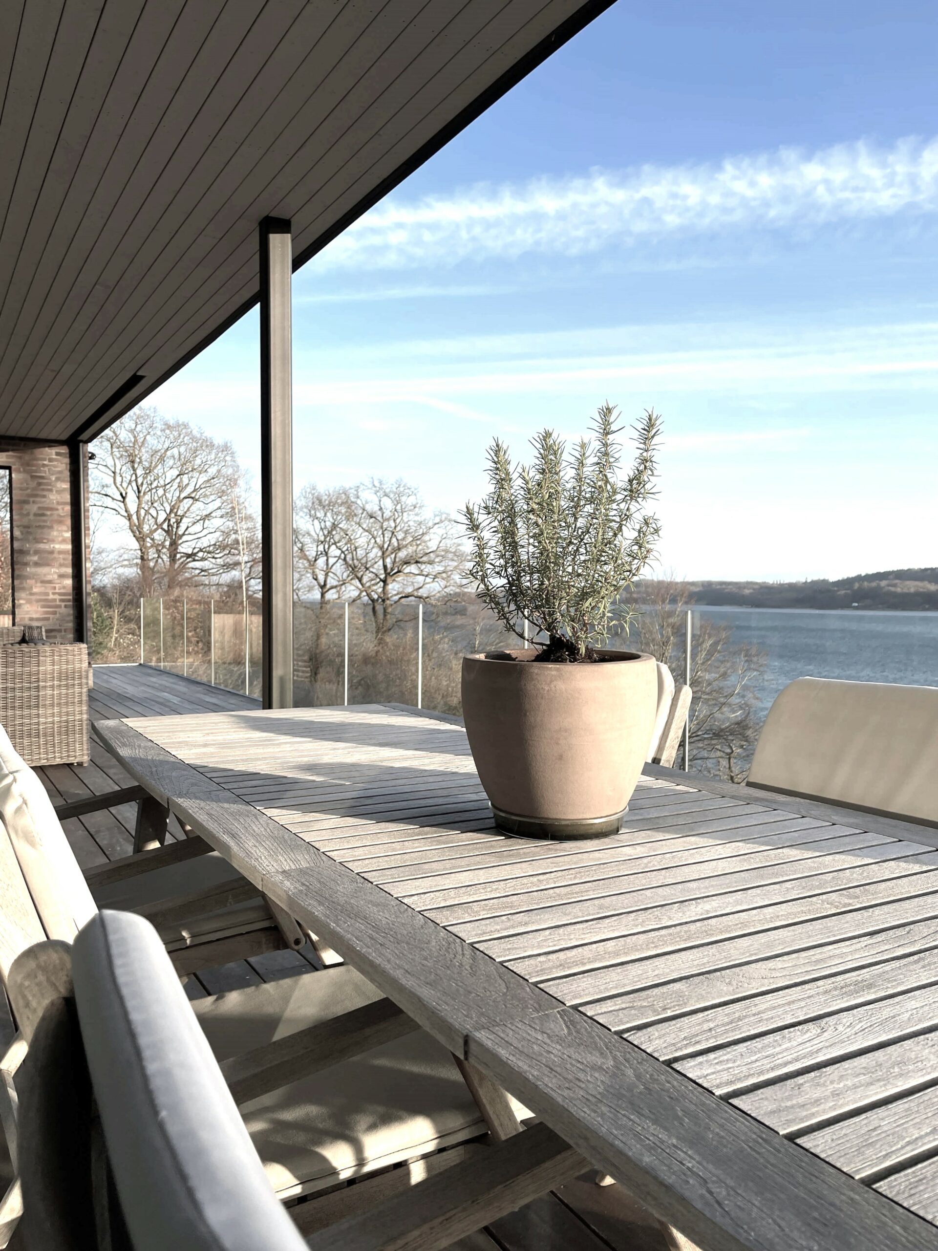 sommer_terrasse_styling_indretning_bysteinvig_fjord_havet_liebhaveri