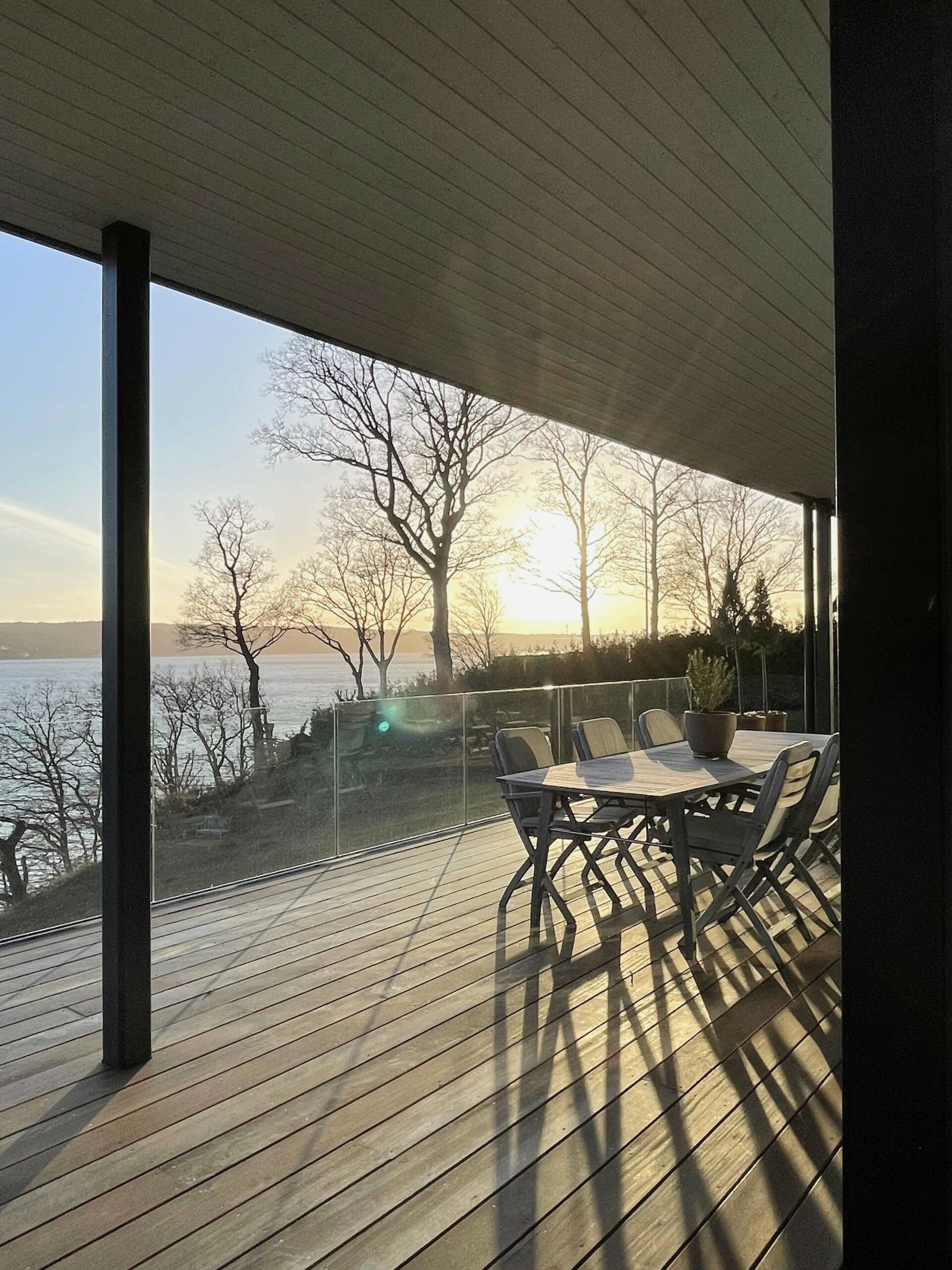 terrasse_uderum_vandkanten_liebhaveri_solnedgang_bysteinvig_indretning_steinvig_indretningsarkitekt terrasse_uderum_vandkanten_liebhaveri_solnedgang_bysteinvig_indretning_steinvig_indretningsarkitekt