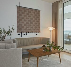 lounge_indretning_stue_sofa_danskdesign_bysteinvig_gardiner_steinvig_hav_havet_udsigt_liebhaveri_kunst_akustik_loafer