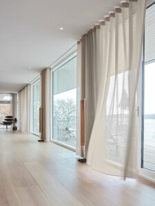 skræddersyet_gardiner_bysteinvig_steinvig_view_rum_indretning_liebhaveri_panoramavinduer_udsigt_hav_vandkanten