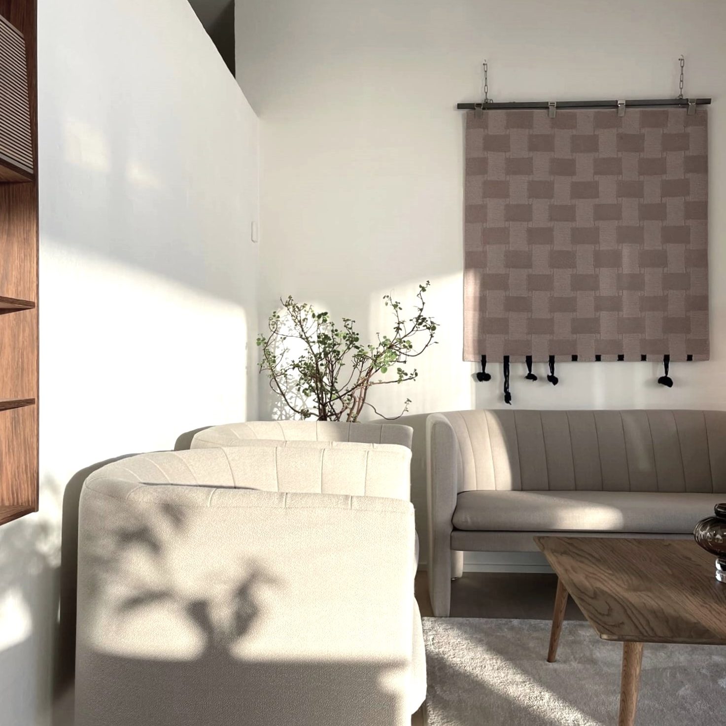 lounge_indretning_bysteinvig_steinvig_liebhaveri_indretningsarkitekt_røgeteg_reol_tæppe